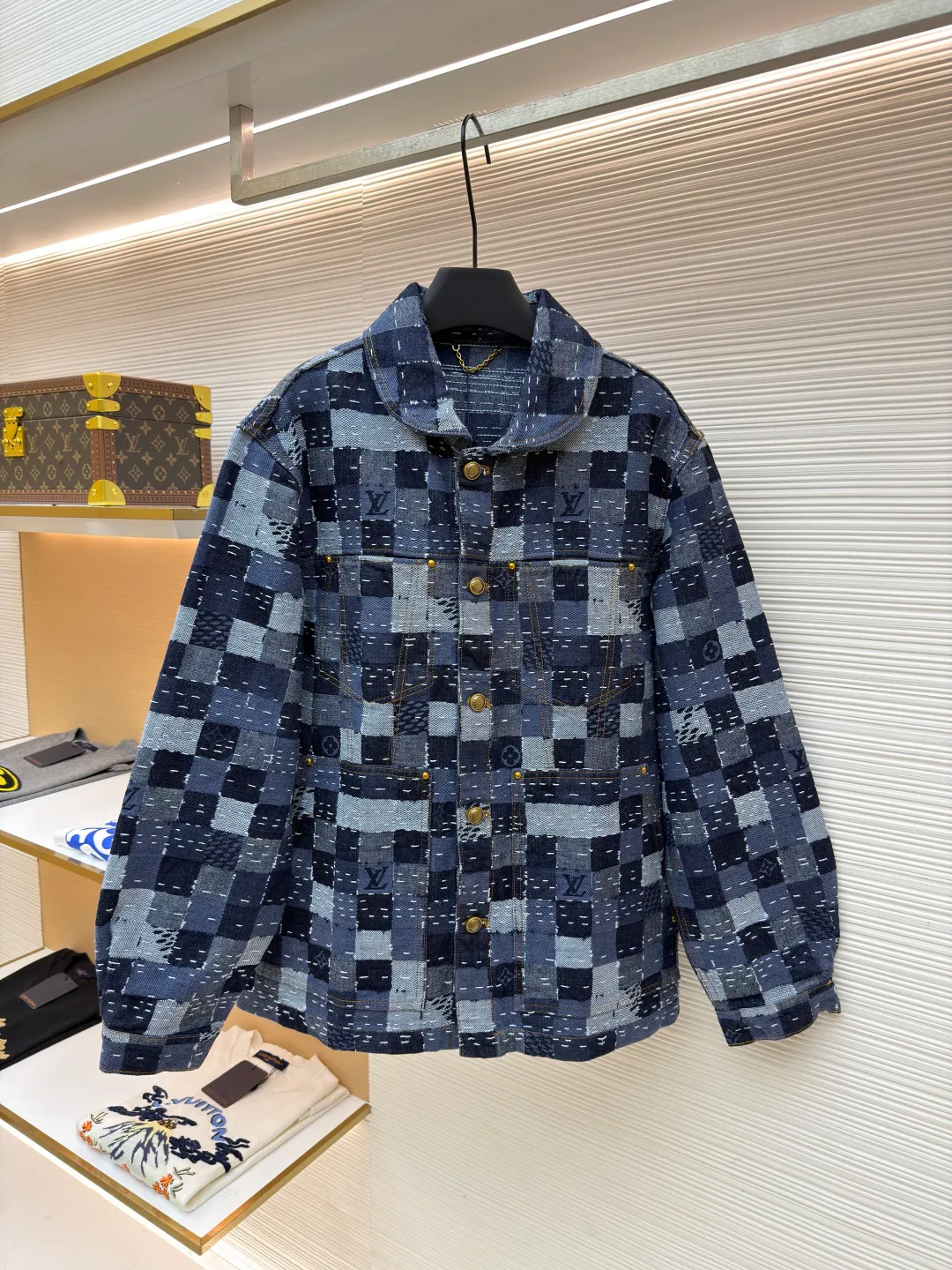 LOUIS VUITTON ●Description: Using denim fabric to create a standard version, the Damier jacquard texture pattern is presented through exquisite splicing technology, showing Nigo's deep understanding of Japanese traditional craftsmanship. The design cleverly combines workwear elements with modern aesthetics. The curved collar line is smooth and elegant, perfectly balanced with the overall silhouette. The details are embellished with shiny domed metal buttons and rivets, adding sophistication to the overall look. Adjustable straps at the back waist ensure comfort. The overall wiring is straight and delicate, the fabric is comfortable and soft, and the color is consistent without color difference. It can be matched with the same style to create a fashionable look and control various occasions. Customized accessories, complete with three standards, same style for men and women!